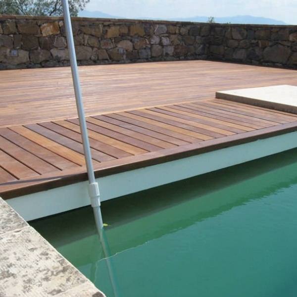 Pavimentazione esterno piscina in legno scuro