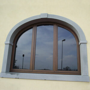 Finestre ad arco in legno