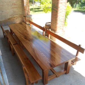 Tavolo in legno con panchine